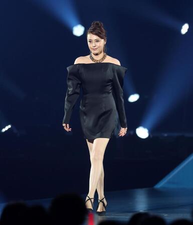 ランウェイを歩く藤原紀香（撮影・石井剣太郎）