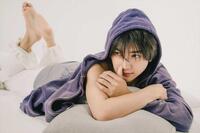 　荒木飛羽「２０２６．４ー２０２７．３　ＴＯＷＡ　ＡＲＡＫＩ　ＣＡＬＥＮＤＡＲ」撮影：ＭＡＲＣＯ　ワニブックス刊