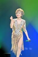 デビュー５５周年記念ライブで熱唱する小柳ルミ子