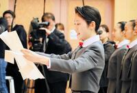 宝塚音楽学校第１１４期生入学式で、新入生総代として答辞を読む西前比草さん