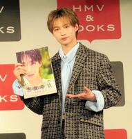 写真集をＰＲする志賀李玖