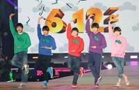 ポーズを決めＡぇ！ｇｒｏｕｐと西村拓哉（右）＝撮影・西岡正