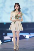 ランウェイを歩く本田紗来（撮影・西岡正）