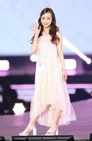 ランウェイで手を振る板野友美（撮影・西岡正）