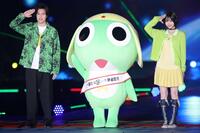 ケロロ軍曹（中央）と敬礼ポーズをとる粗品（左）とあの（撮影・西岡正）