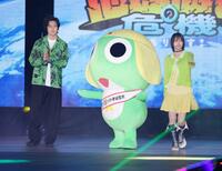 ランウェイを歩く（左から）粗品、ケロロ軍曹、あの（撮影・西岡正）