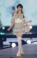 ランウェイを歩くＲａｉｎ　Ｔｒｅｅの綾瀬ことり（撮影・西岡正）