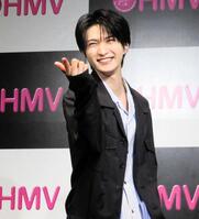 決めポーズをして笑顔の知念英和