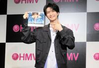 カレンダーをＰＲした知念英和