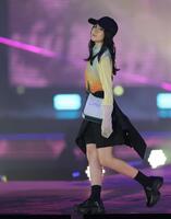 ランウェイでポーズを決める堀越麗禾＝１８日