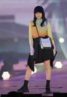 ランウェイでポーズを決める堀越麗禾＝１８日