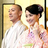 婚約指輪を見せる麻央さん（右）と笑顔の市川海老蔵＝２０１０年