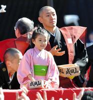 ２０１７年２月、父の市川海老蔵と一緒に成田山の節分会に参加した堀越麗禾