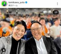 トヨタの豊田章男会長とバックネット裏で巨人－阪神戦を観戦する富川悠太氏。２５年５月５日付の富川氏のインスタグラム＠ｔｏｍｉｋａｗａ＿ｙｕｔａより