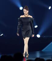 ランウェイを歩く藤原紀香（撮影・石井剣太郎）