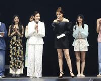 イベントに登場した（前列左から）賀来千香子、藤原紀香（撮影・石井剣太郎）