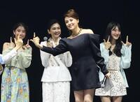 ＪＪポーズをとる藤原紀香。後列中央は賀来千香子＝ぴあアリーナMM（撮影・石井剣太郎）