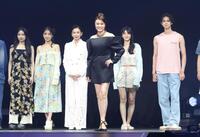 ポーズをとる藤原紀香（中央）。左から３人目は賀来千香子（撮影・石井剣太郎）