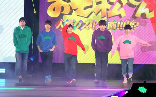 ランウェイを歩くＡぇ！ｇｒｏｕｐと西村拓哉（右）＝撮影・西岡正