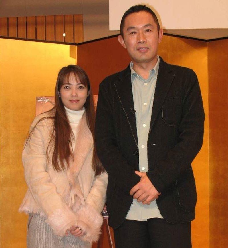 ２００６年１１月、「京都もうひとつの歴史　信長　秀吉　家康の野望」の会見で、中山エミリ（左）と内藤剛志