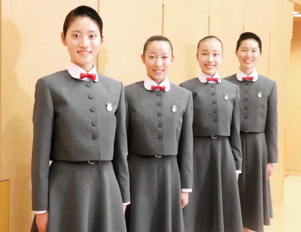 抱負を語った（左から）西前比草さん、川村柚葉さん、多川結莉さん、森本あづみさん