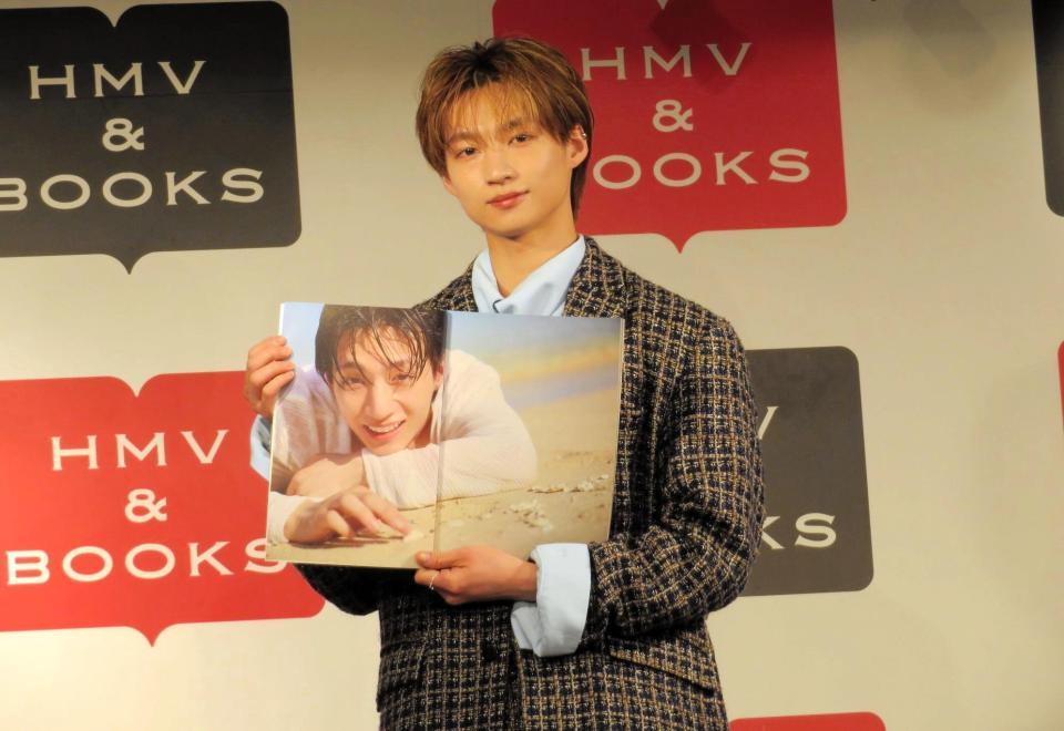 お気に入りのページを広げる志賀李玖