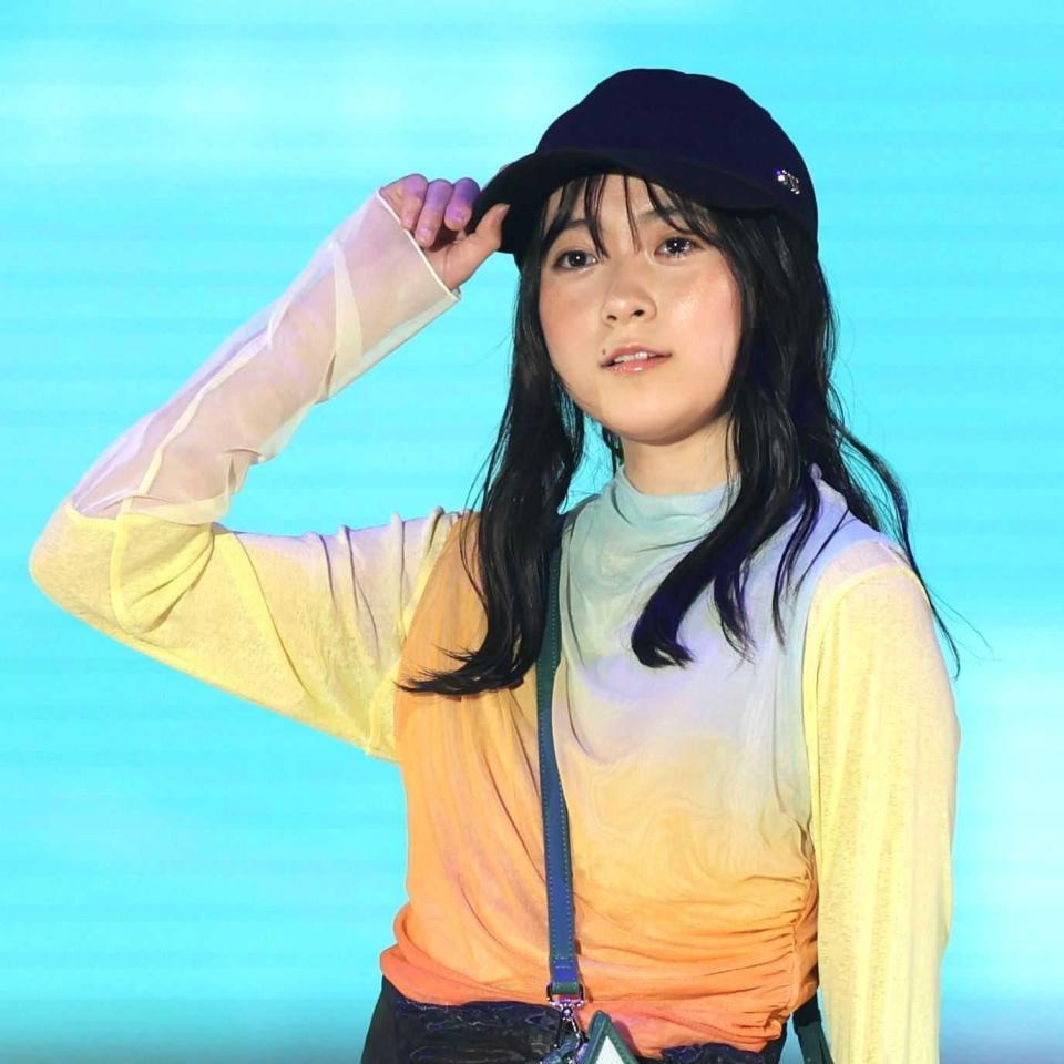 ランウェイでポーズを決める堀越麗禾（撮影・西岡正）