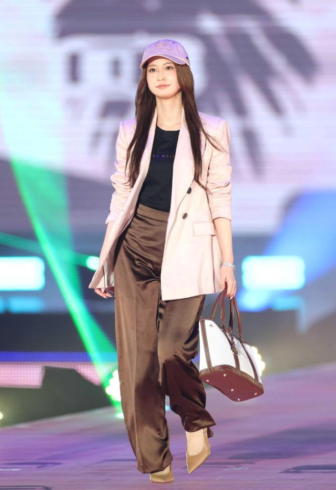 ランウェイを歩く生見愛瑠（撮影・西岡正）