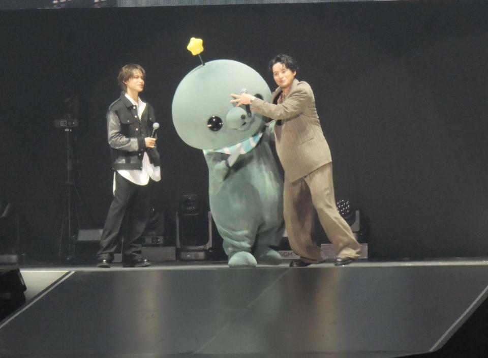 タマ（中央）に頭突きをお見舞いする水上恒司（右）と、見守る上田竜也