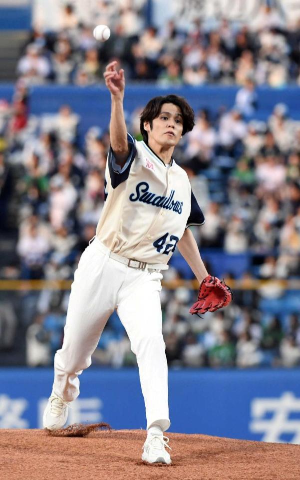 始球式で投球する宮野真守（撮影・佐藤厚）