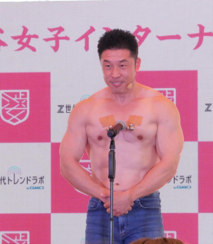 両胸につけた鈴を巧みに鳴らしながら三三七拍子を披露したなかやまきんに君