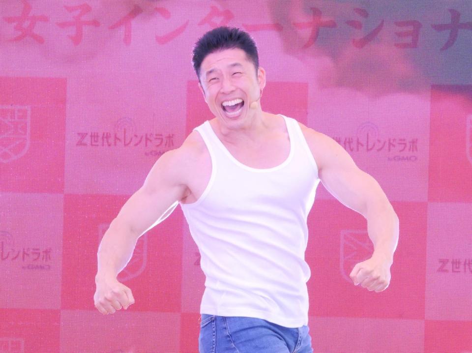 パワー！を披露するなかやまきんに君