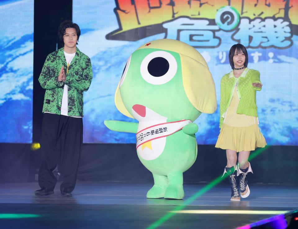 ランウェイを歩く（左から）粗品、ケロロ軍曹、あの（撮影・西岡正）