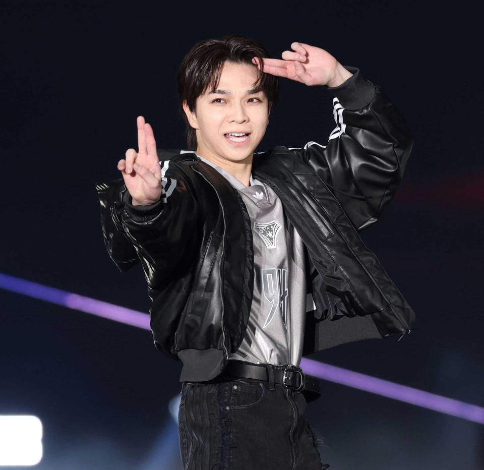 ランウェイで“滅ポーズ”をする塩﨑太智（撮影・伊藤笙子）