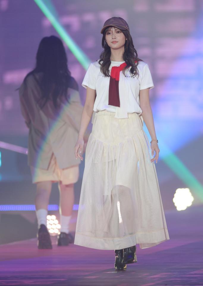 ランウェイを歩く櫻坂４６の田村保乃（撮影・西岡正）