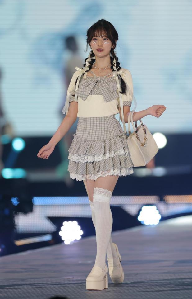 ランウェイを歩くＲａｉｎ　Ｔｒｅｅの綾瀬ことり（撮影・西岡正）