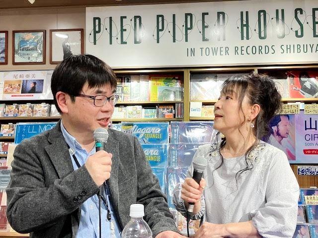 高橋修氏（左）の進行で人生初のインストアイベントを行った尾崎亜美