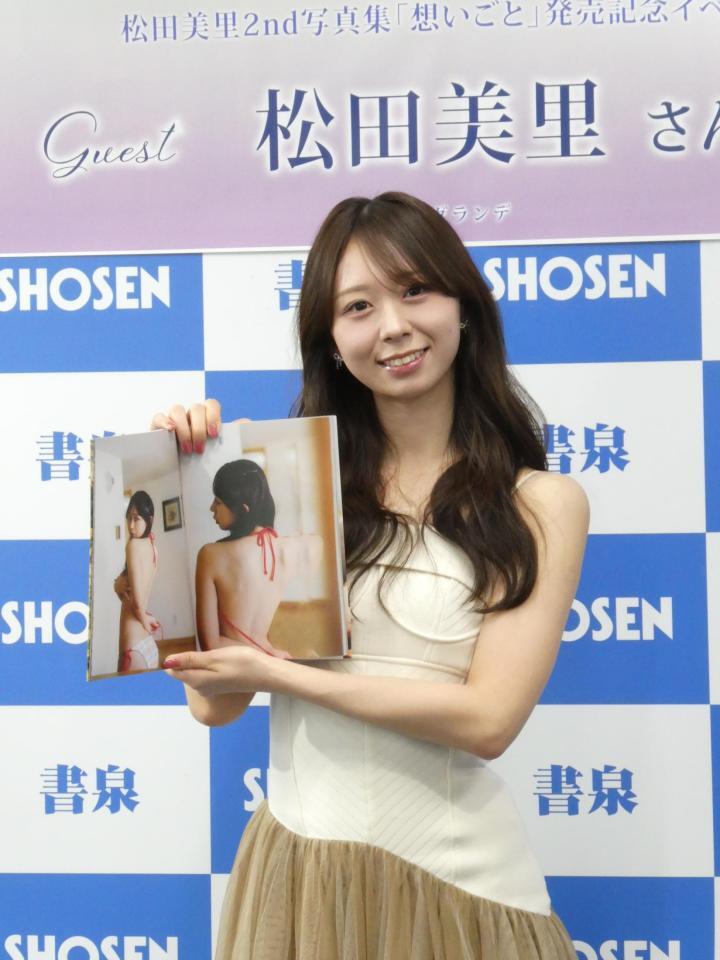 撮影に応じる松田美里