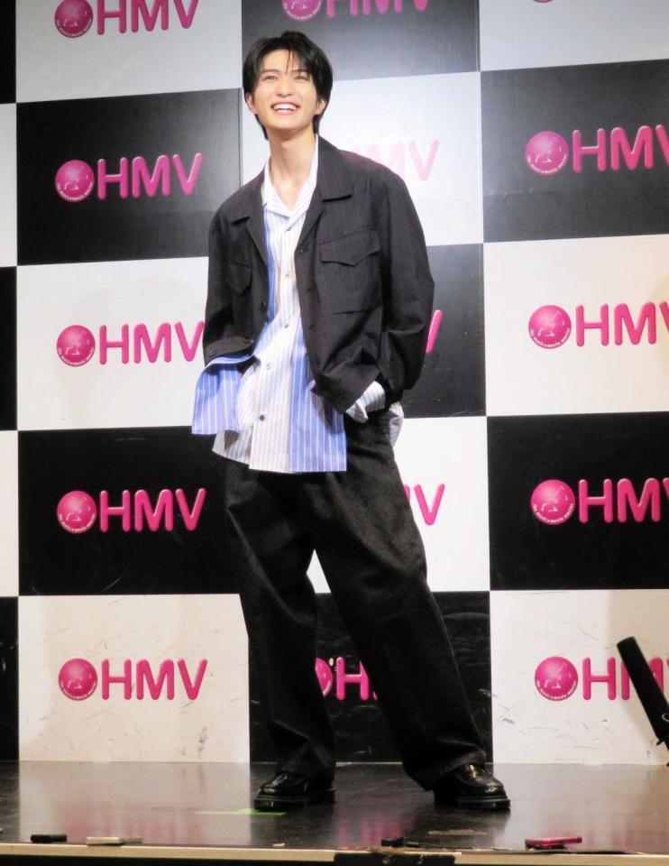 決めポーズをする知念英和