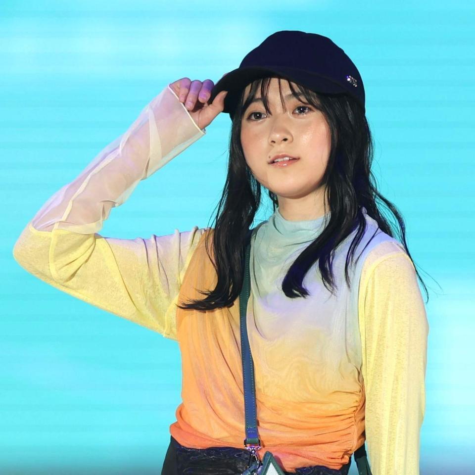 ランウェイでポーズを決める堀越麗禾＝１８日