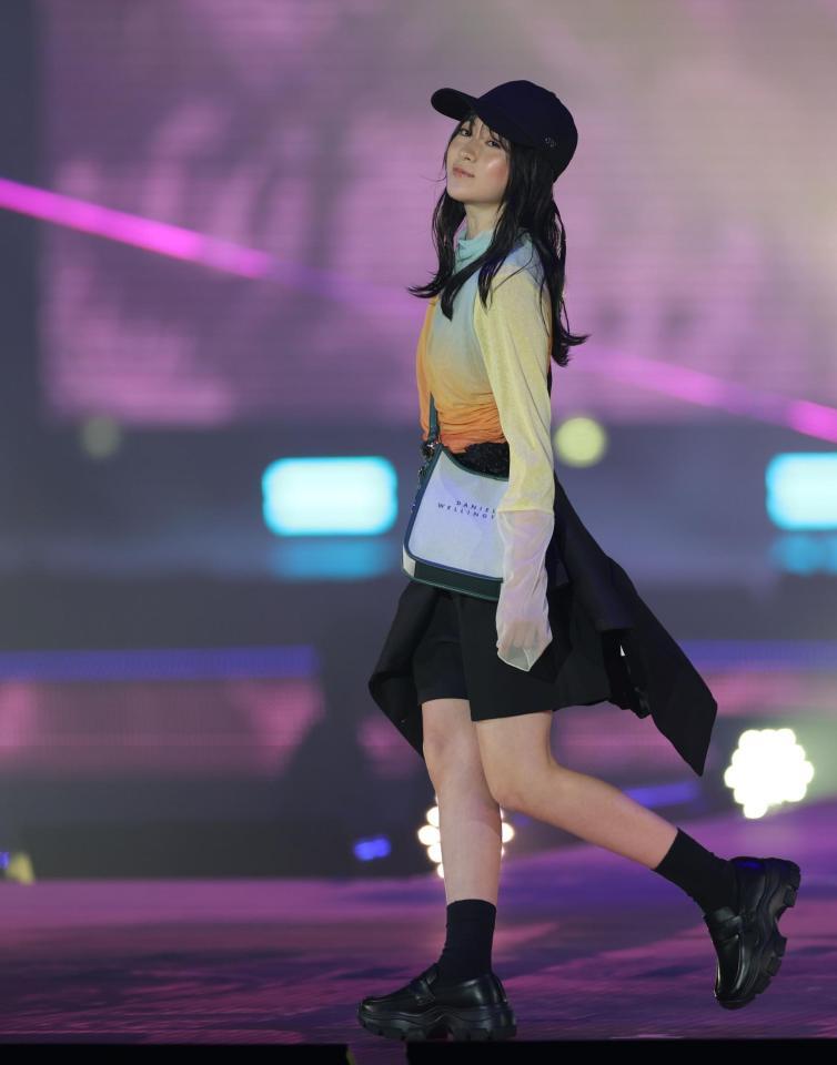 ランウェイでポーズを決める堀越麗禾＝１８日