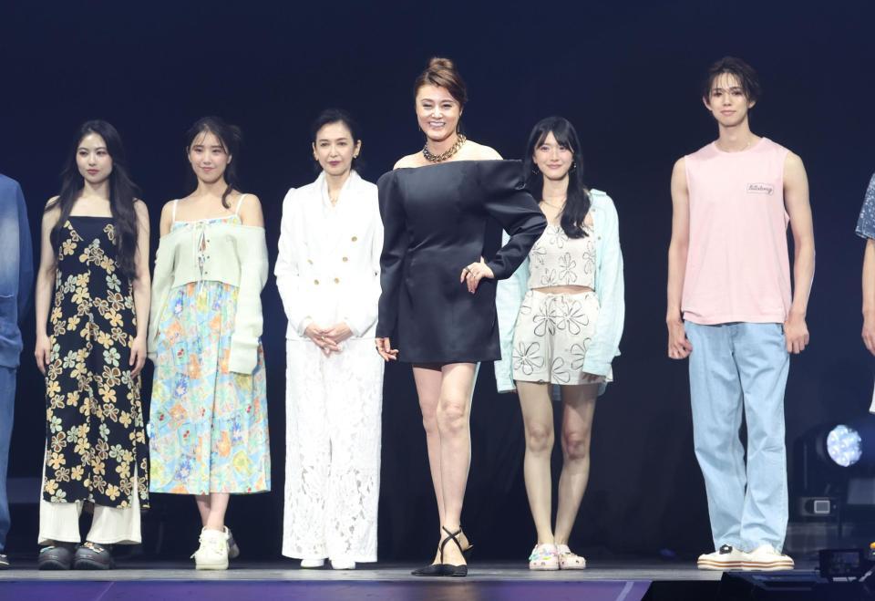 ポーズをとる藤原紀香（中央）。左から３人目は賀来千香子（撮影・石井剣太郎）