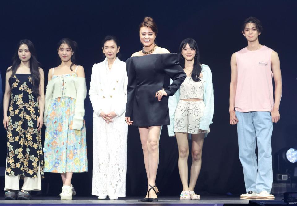 ポーズをとる藤原紀香（中央）と賀来千香子（左から３人目）ら（撮影・石井剣太郎）