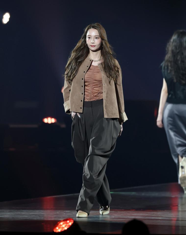 ランウェイを歩くＮｉｋｉ（撮影・石井剣太郎）