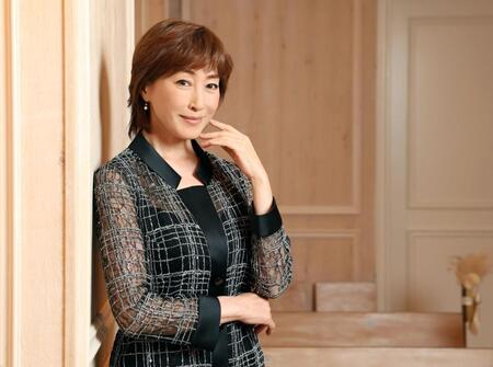 ポーズをとる高島礼子