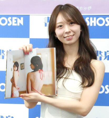 撮影に応じる松田美里＝都内　