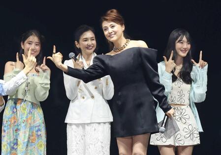ＪＪポーズをとる藤原紀香。後列中央は賀来千香子＝ぴあアリーナＭＭ