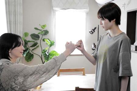 「ｓｈａｒｅ」第１話の（左から）池田匡志、秋田汐梨（Ｃ）三つ葉優雨／小学館／ＮＢＣユニバーサル・エンターテイメントジャパン