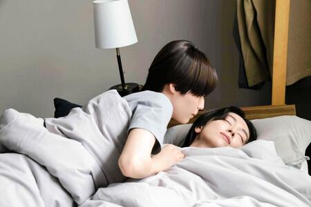 「ｓｈａｒｅ」第１話の（左から）秋田汐梨、池田匡志（Ｃ）三つ葉優雨／小学館／ＮＢＣユニバーサル・エンターテイメントジャパン