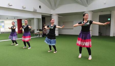 初レッスンを受ける新人フラガールの（左から）荒木愛海さん、日野樹凛さん、笛木胡乃香さん、吉田海音さん